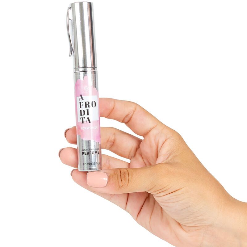 Zylindrischer Behälter mit Sprühkopf. Aufschrift: Afrodita. Rosa und silberfarben. Gehalten von einer Hand.