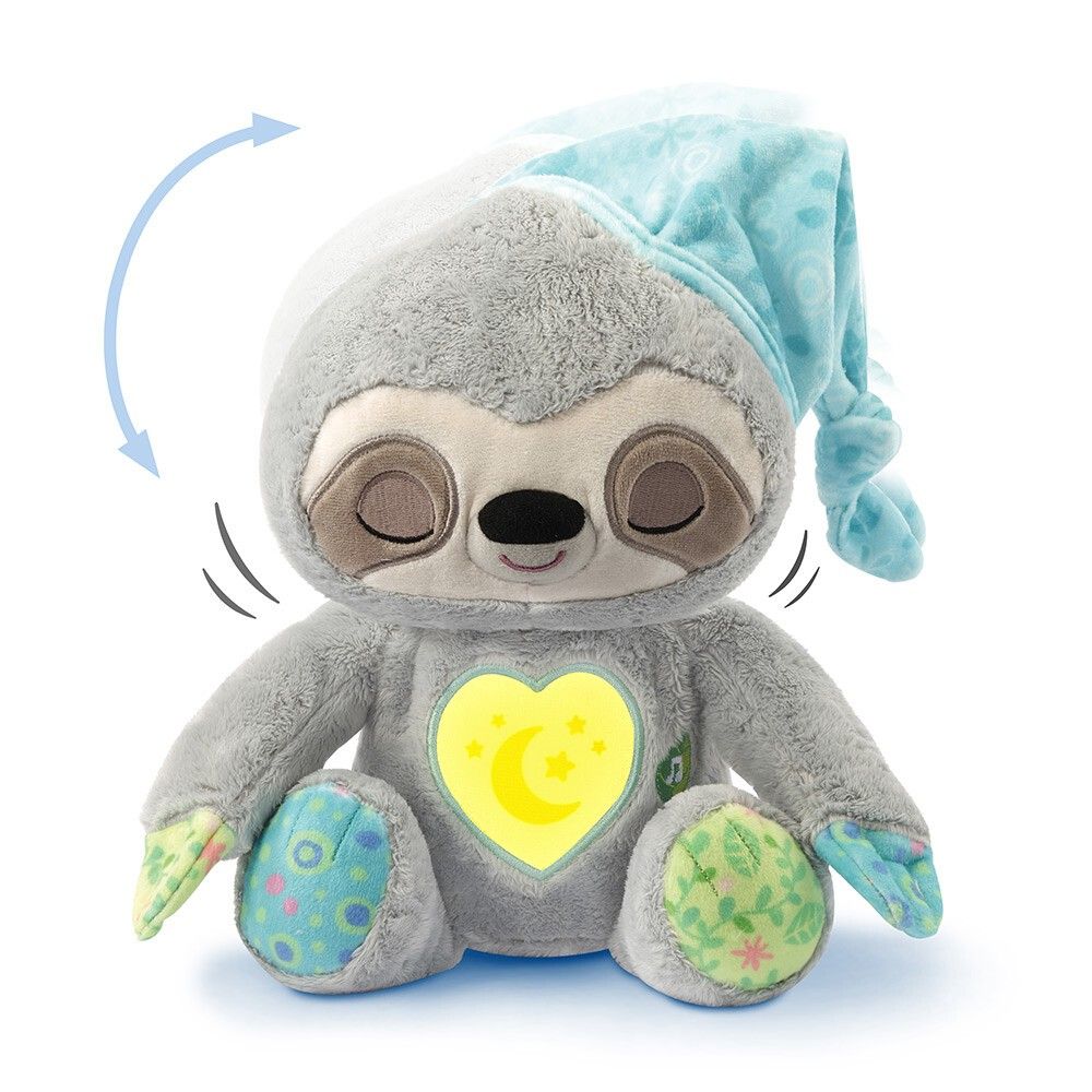 Graues Faultier-Plüschtier mit Schlafaugen und Mütze. Gelbes Herz mit Mond-Stern-Motiv. Blaue und grüne Akzente an Füßen.