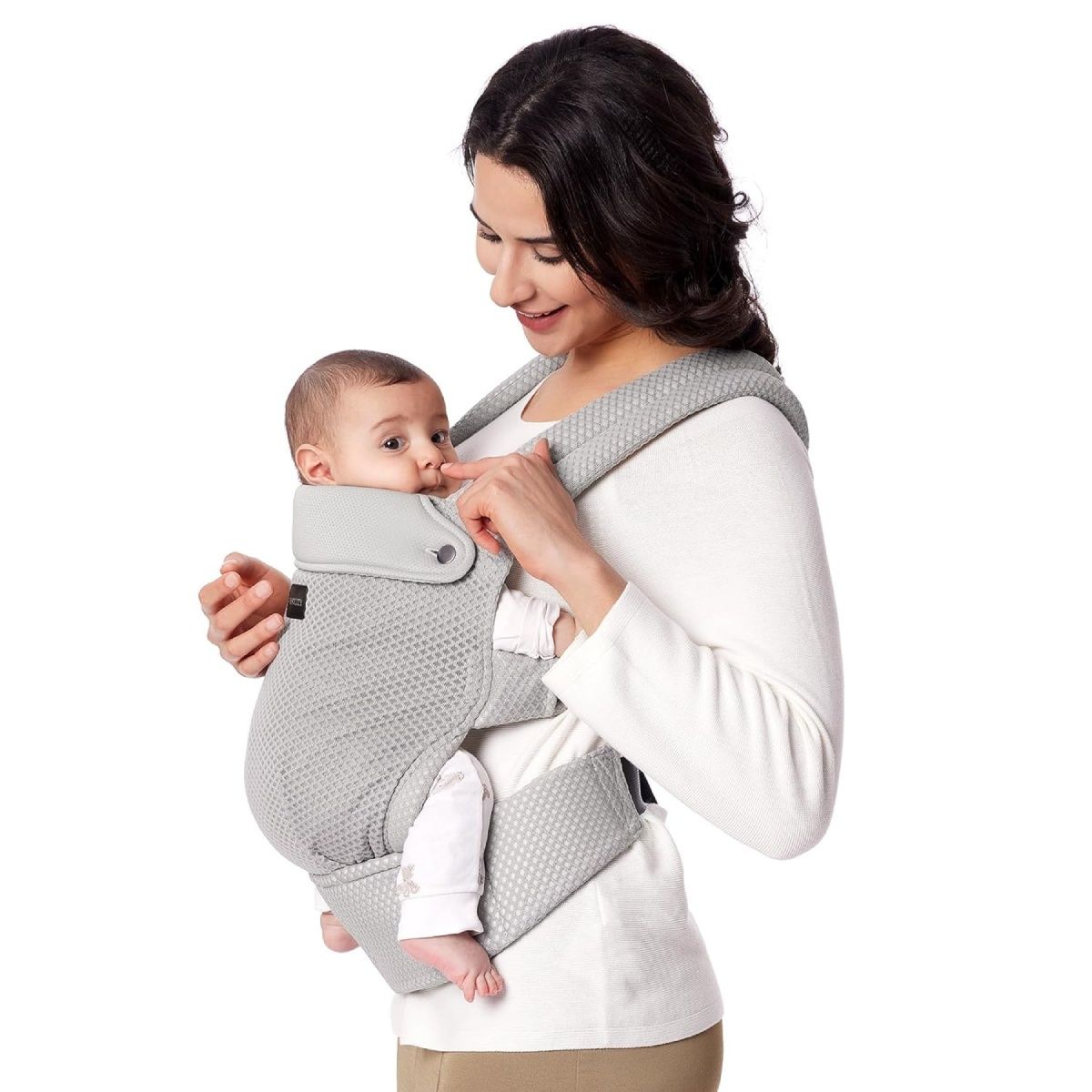 Grauer Babyträger aus Mesh. Eine Frau hält ein Baby im Träger. Das Baby schaut zur Seite. Der Träger hat Knöpfe und Gurte.