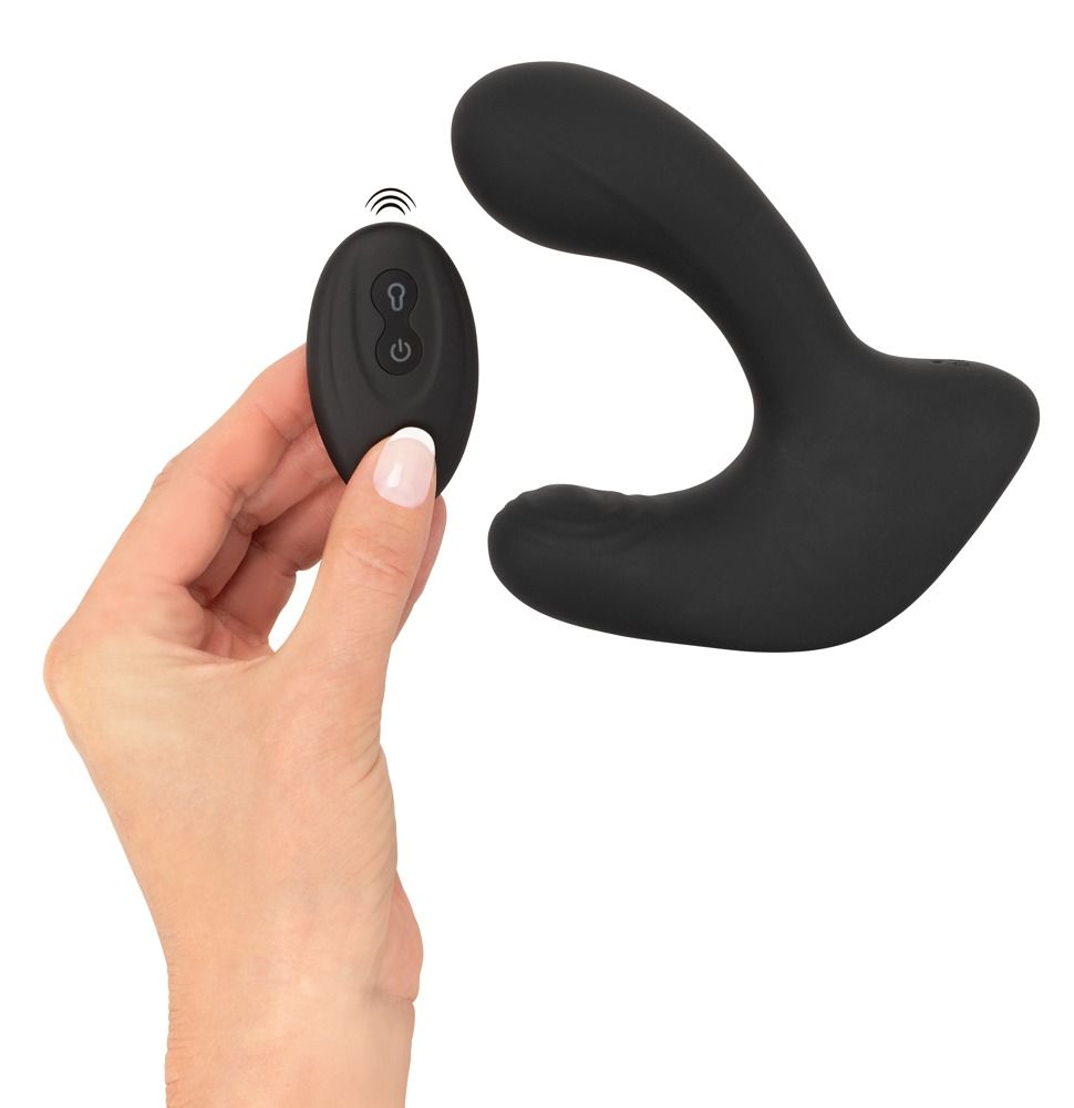 Hand hält schwarzen Vibrator und Fernbedienung. U-förmiger Vibrator. Fernbedienung mit zwei Knöpfen.