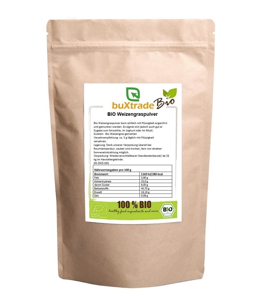 Beutel mit buXtrade Bio Weizengraspulver. Braune Papiertüte mit weißem Etikett. Text: Bio Weizengraspulver, Nährwertangaben, Bio-Siegel.