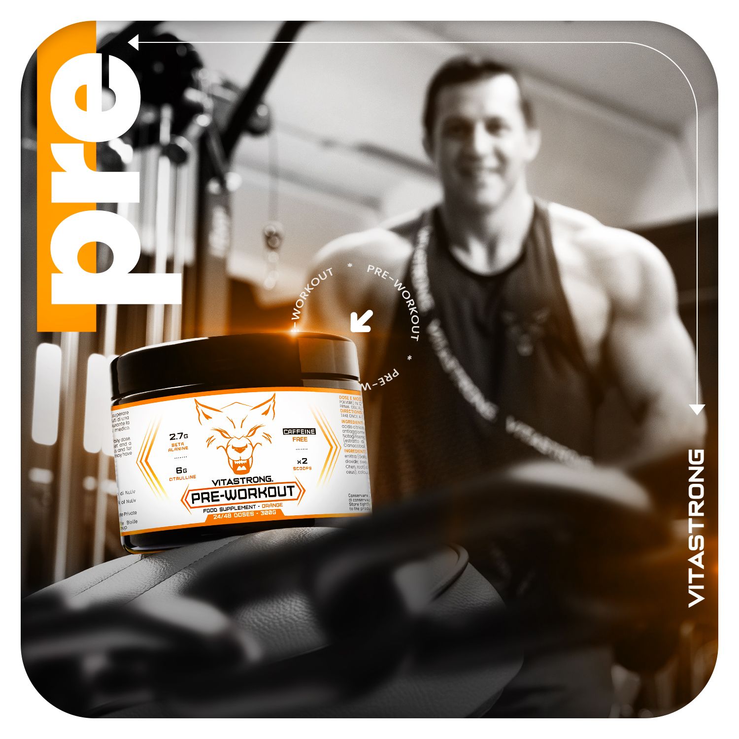 Vitastrong Pre-Workout, Dose. Mann im Fitnessstudio. Text: Zero Koffein, gleiche Stärke. Orangefarbener Hintergrund.