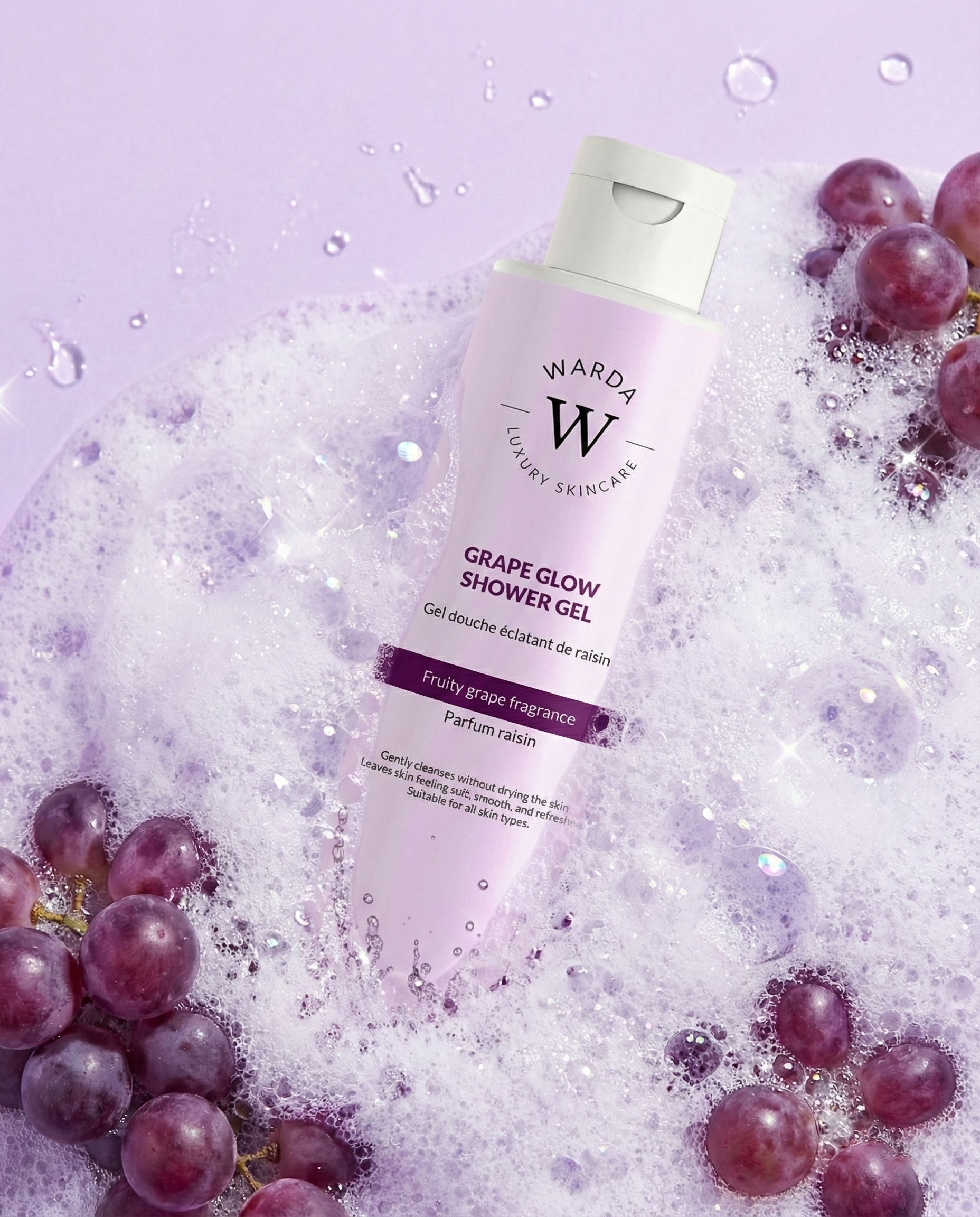 Flasche Duschgel in Seifenschaum, umgeben von Trauben. Lila Etikett mit Text. Produktname: Grape Glow Shower Gel.