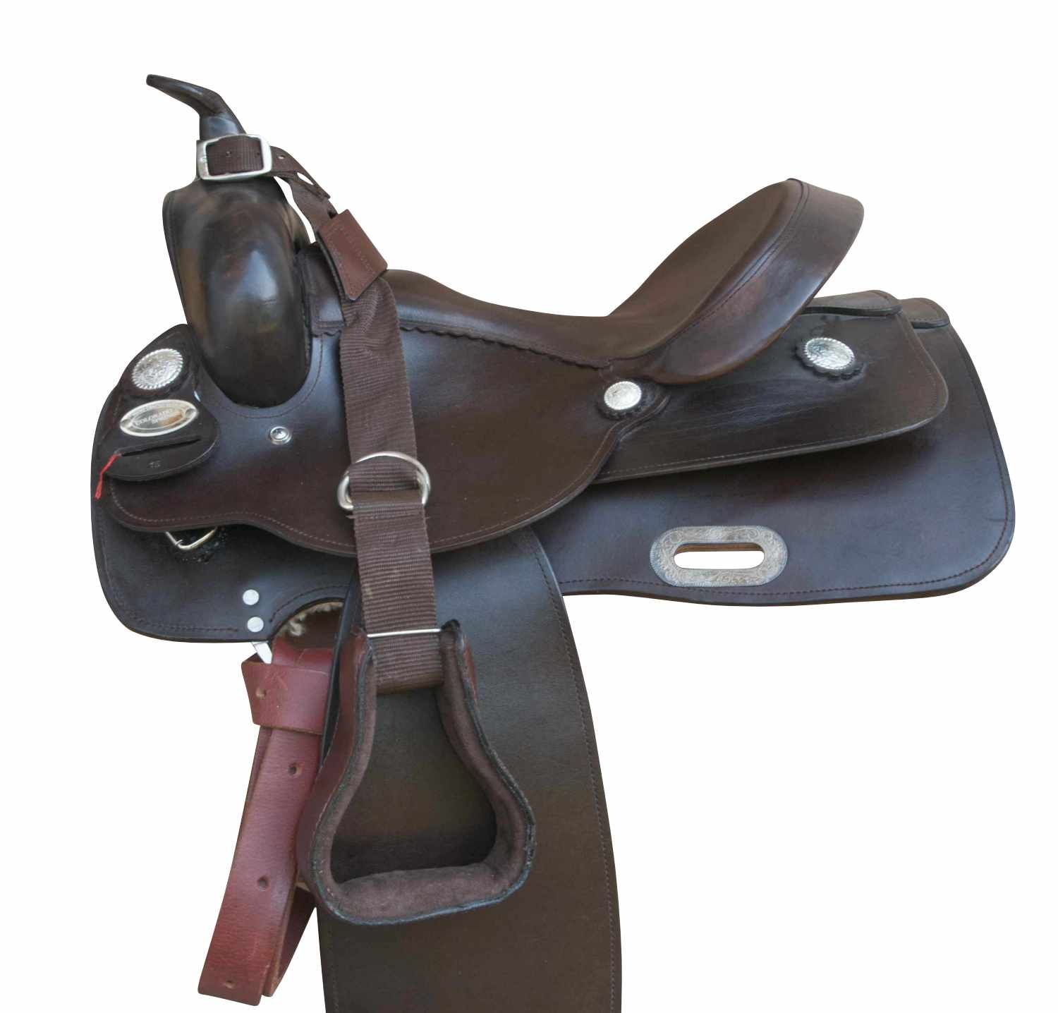 Brauner Westernsattel mit Steigbügeln. Sattel mit silbernen Verzierungen. Braune Steigbügelriemen.