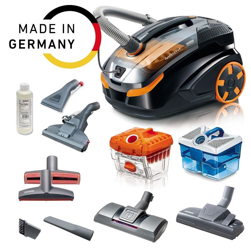 Staubsauger mit Zubehör. Aufschrift "Made in Germany". Verschiedene Aufsätze, Behälter und Reiniger.