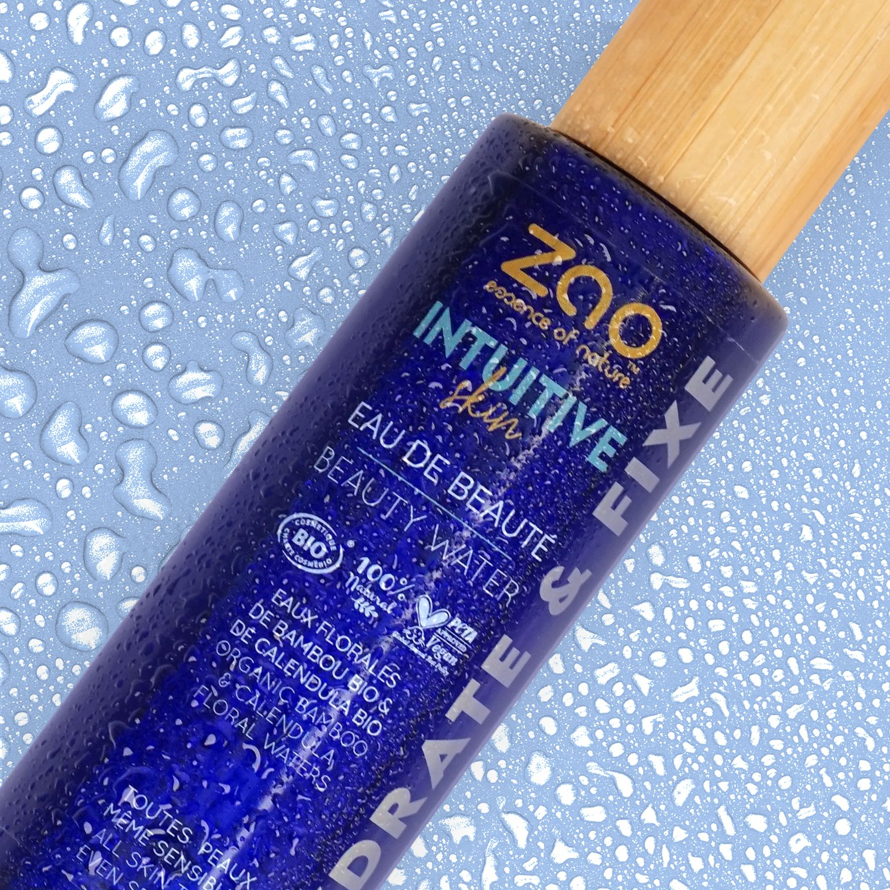 Blaue Flasche mit Holzdeckel. Aufschrift: ZAO, Intuitive Skin, Eau de Beauté, Beauty Water. Bio-Zertifizierung.