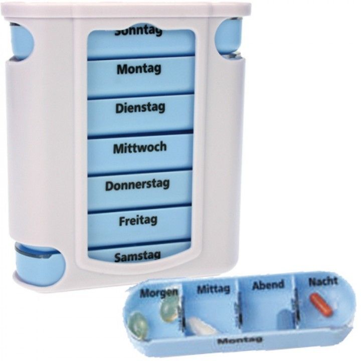 Weiß-blauer Pillenbox-Turm mit Tageseinteilung. Separater, ovaler Behälter mit Pillen. Beschriftung in Deutsch.