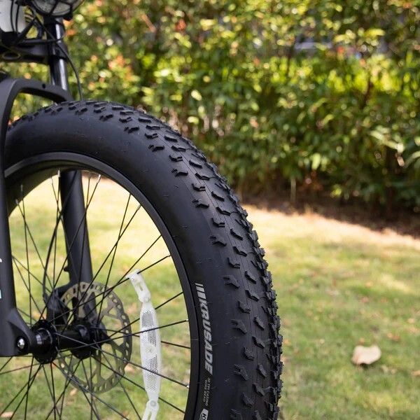 Schwarzer Reifen mit grobem Profil am E-Bike. Marke: KRUSADE.
