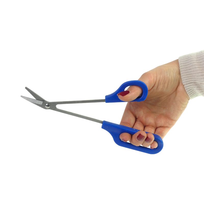 Nagelknipser in Hand gehalten. Blauer Griff, Metallklingen. Ergonomisches Design.