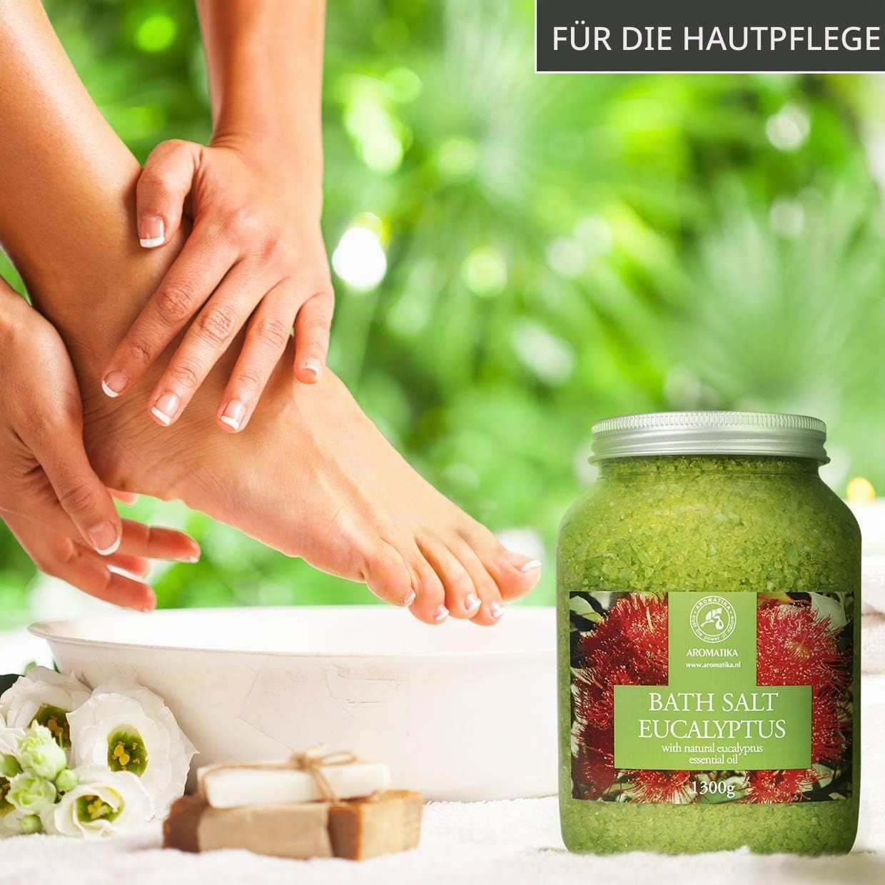 Aromatica Bade-Salz Eukalyptus: Großes Glas mit grünem Badesalz und roter Blüten-Dekoration.