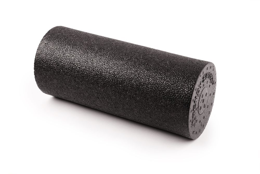 Schwarze Faszienrolle. Zylindrische Form, Oberfläche strukturiert. Auf weißem Hintergrund.