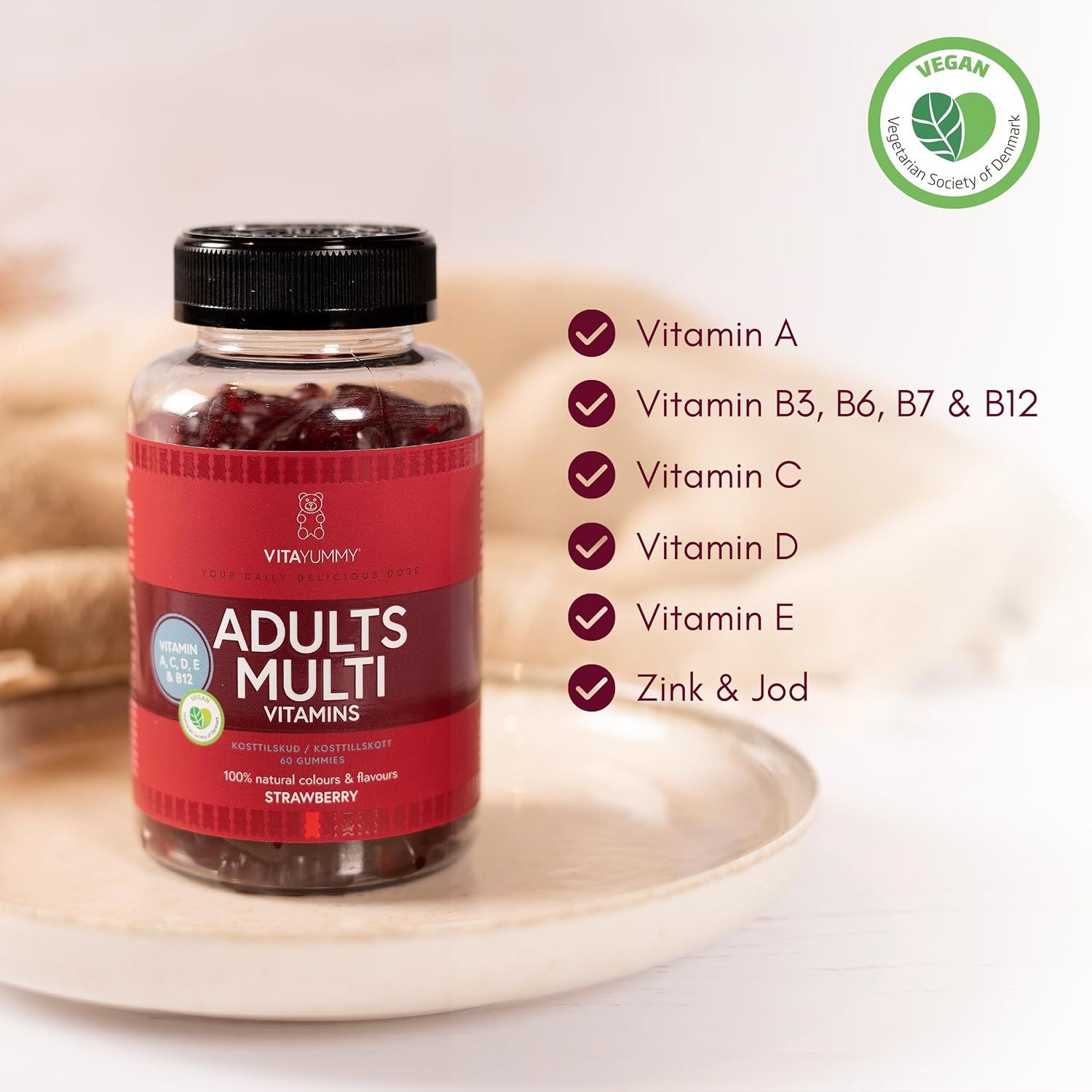 VitaYummy Multivitamin Gummibärchen Flasche mit Aufschrift: Adults Multi Vitamins. Vegan-Siegel. Auflistung der Vitamine.