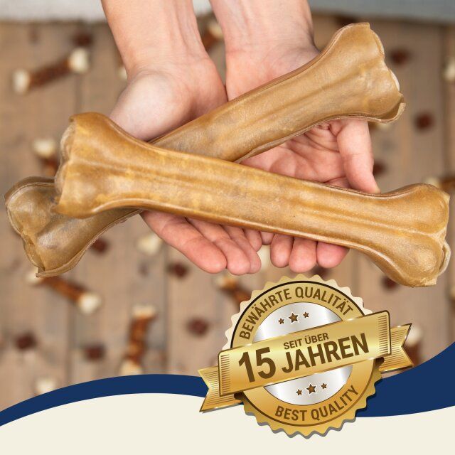 Hände halten zwei Kauknochen. Goldfarbenes Etikett: Bewährte Qualität, seit über 15 Jahren, Best Quality.