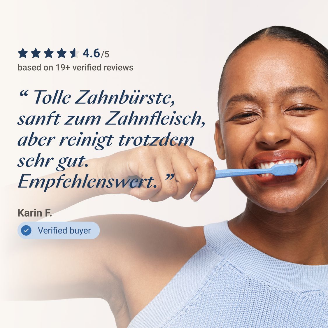 Frau putzt sich mit blauer Zahnbürste die Zähne. Text: 4.6/5 Sterne, Empfehlenswert.