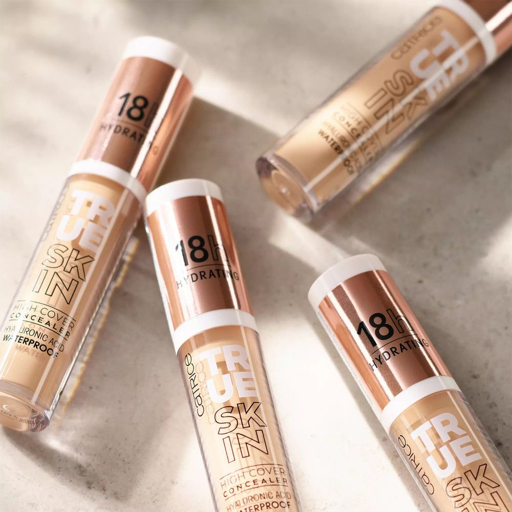 Mehrere Concealer-Flakons. Aufschrift: True Skin, High Cover Concealer, 18h Hydrating, Hyaluronsäure, Waterproof.