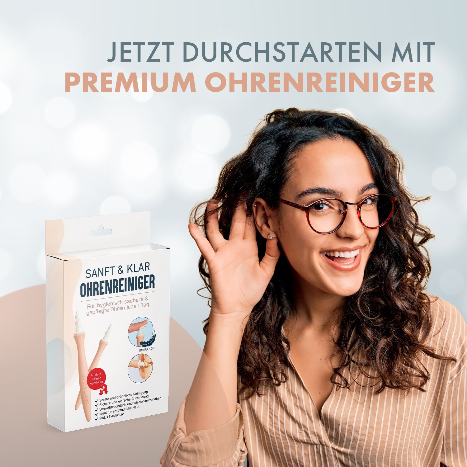 Produktverpackung mit Text: SANFT & KLAR Ohrenreiniger. Rosa Reinigungsstäbchen. Frau mit Brille hält sich Ohr.
