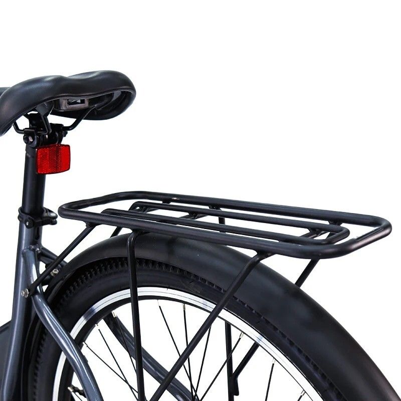 Nahaufnahme des hinteren Teils eines grauen Fahrrads. Sichtbar: Gepäckträger, rotes Rücklicht, schwarzer Reifen und Schutzblech.