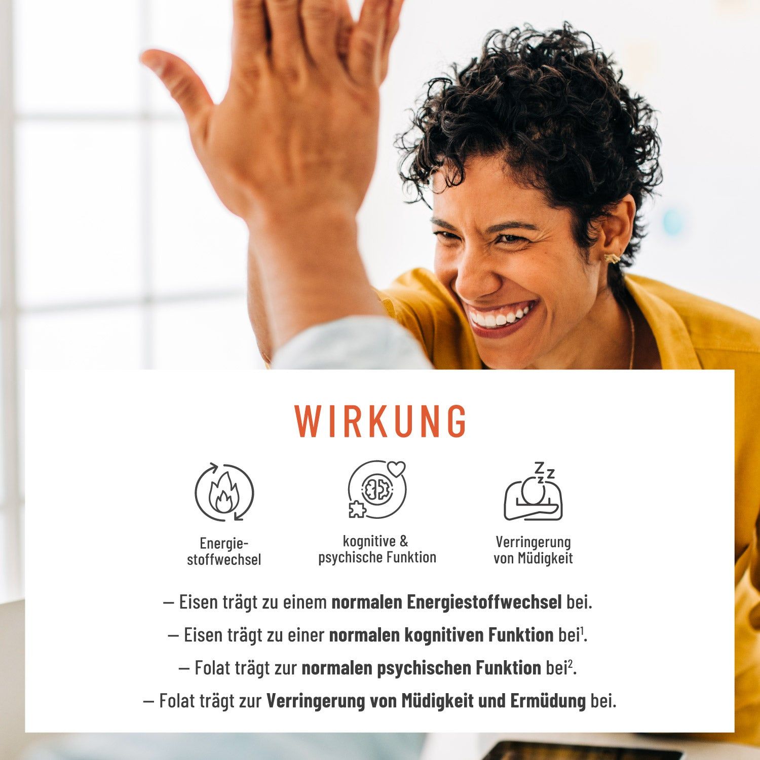Frau klatscht in die Hände. Text: Wirkung. Energie, kognitive Funktion, Müdigkeit.