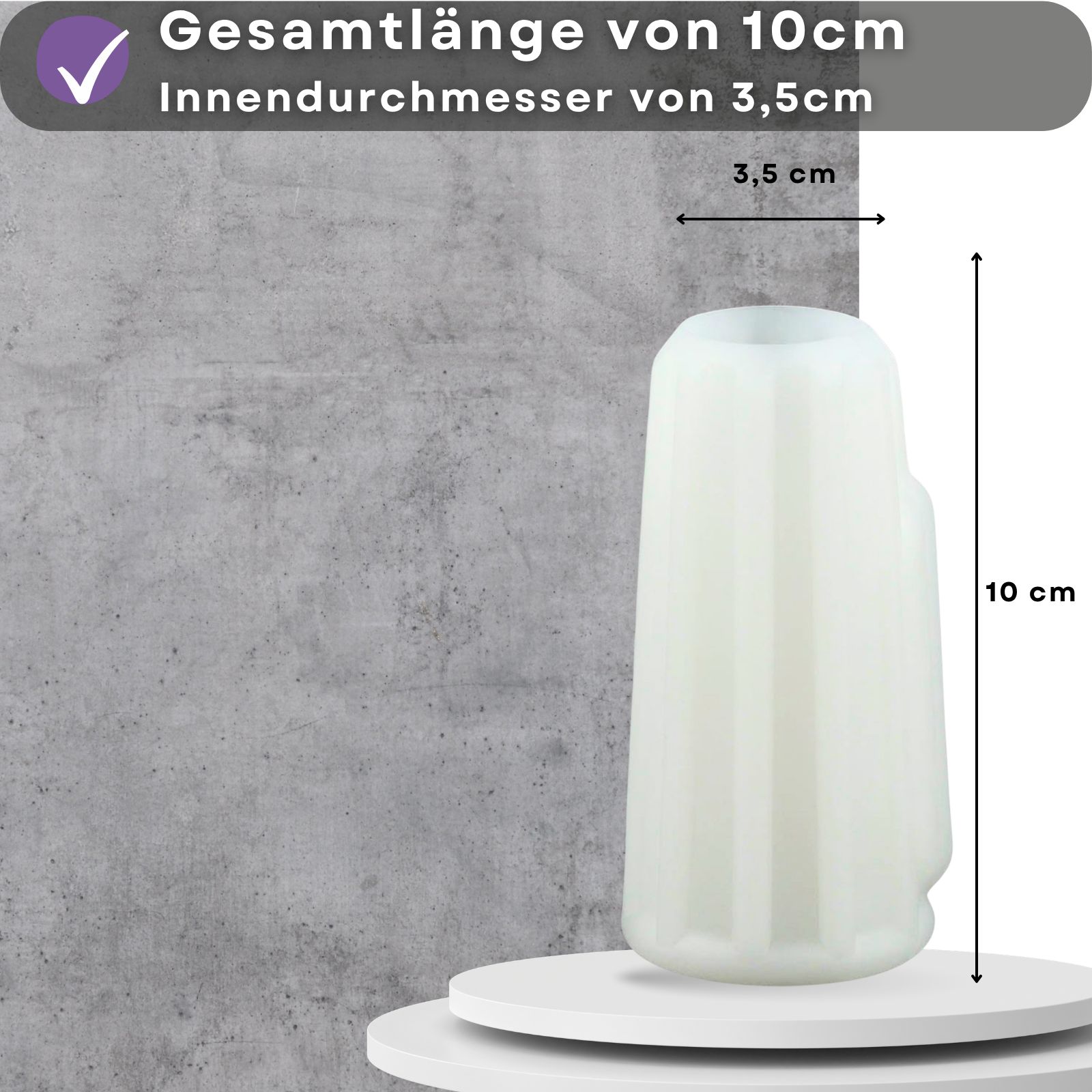 Weißes, gerilltes Produkt mit Aussparung. Maße: 10 cm Länge, 3,5 cm Durchmesser. Text.