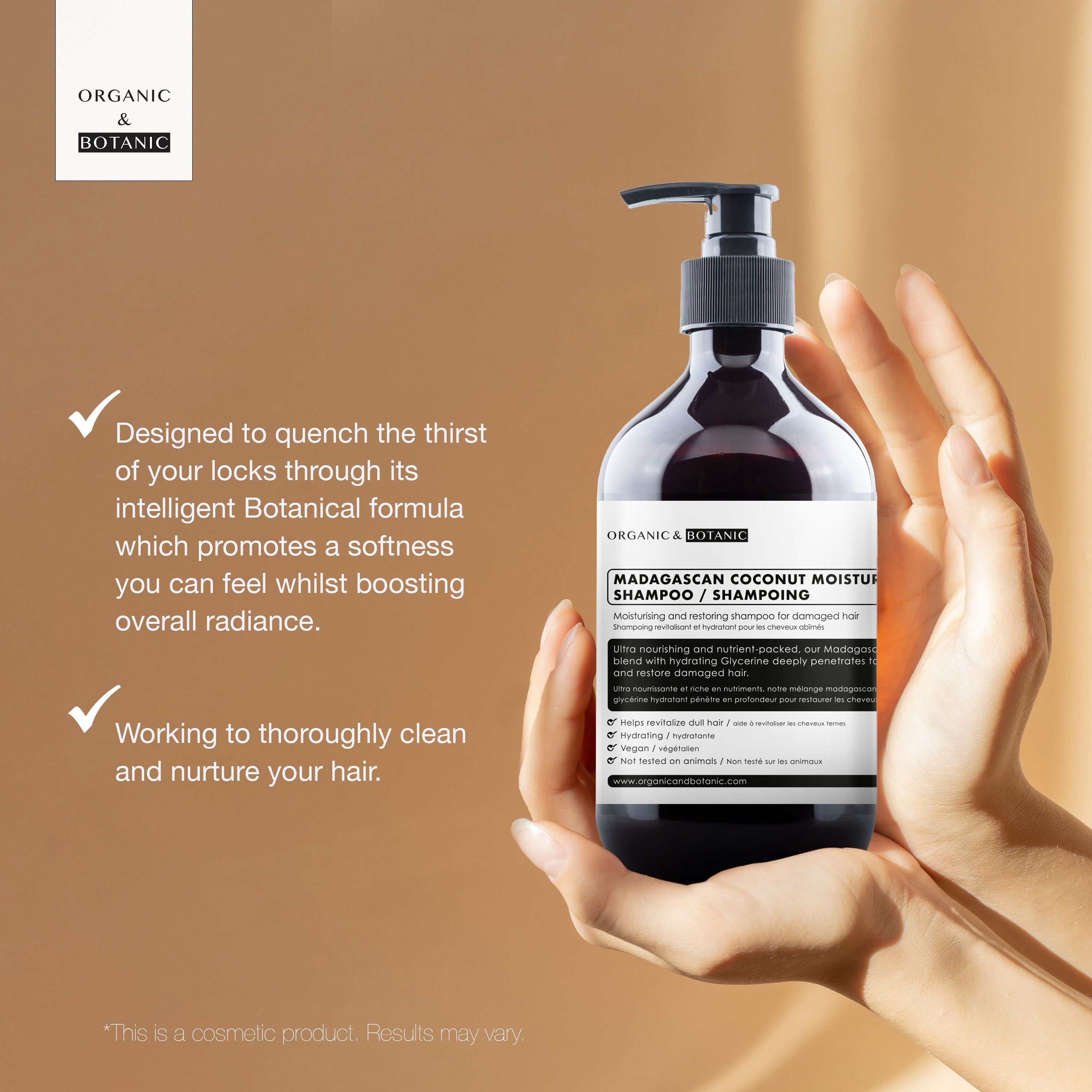 Braune Flasche mit schwarzem Pumpverschluss. Etikett mit Produktinformationen: Madagaskar Kokosnuss Feuchtigkeitsshampoo. Marke: Organic & Botanic. Hände halten Flasche.