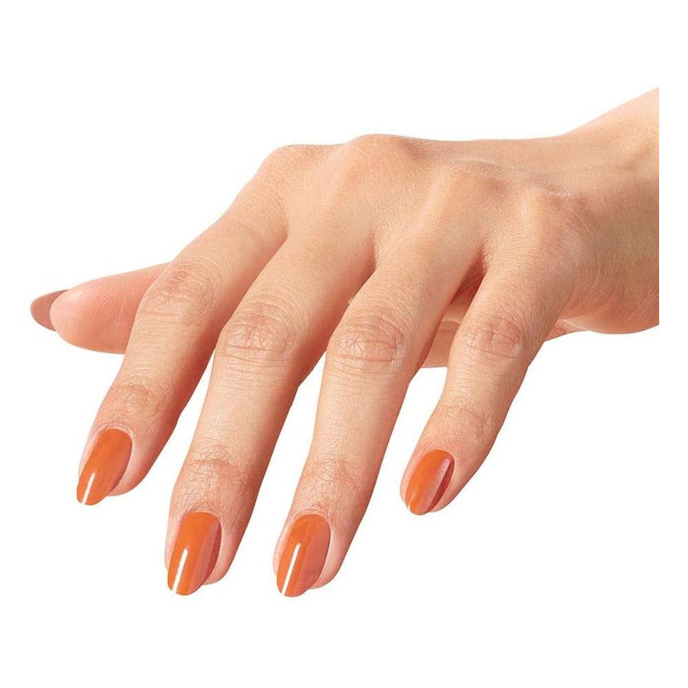 Hand mit lackierten, orangefarbenen Nägeln. Fingernägel in ovaler Form.
