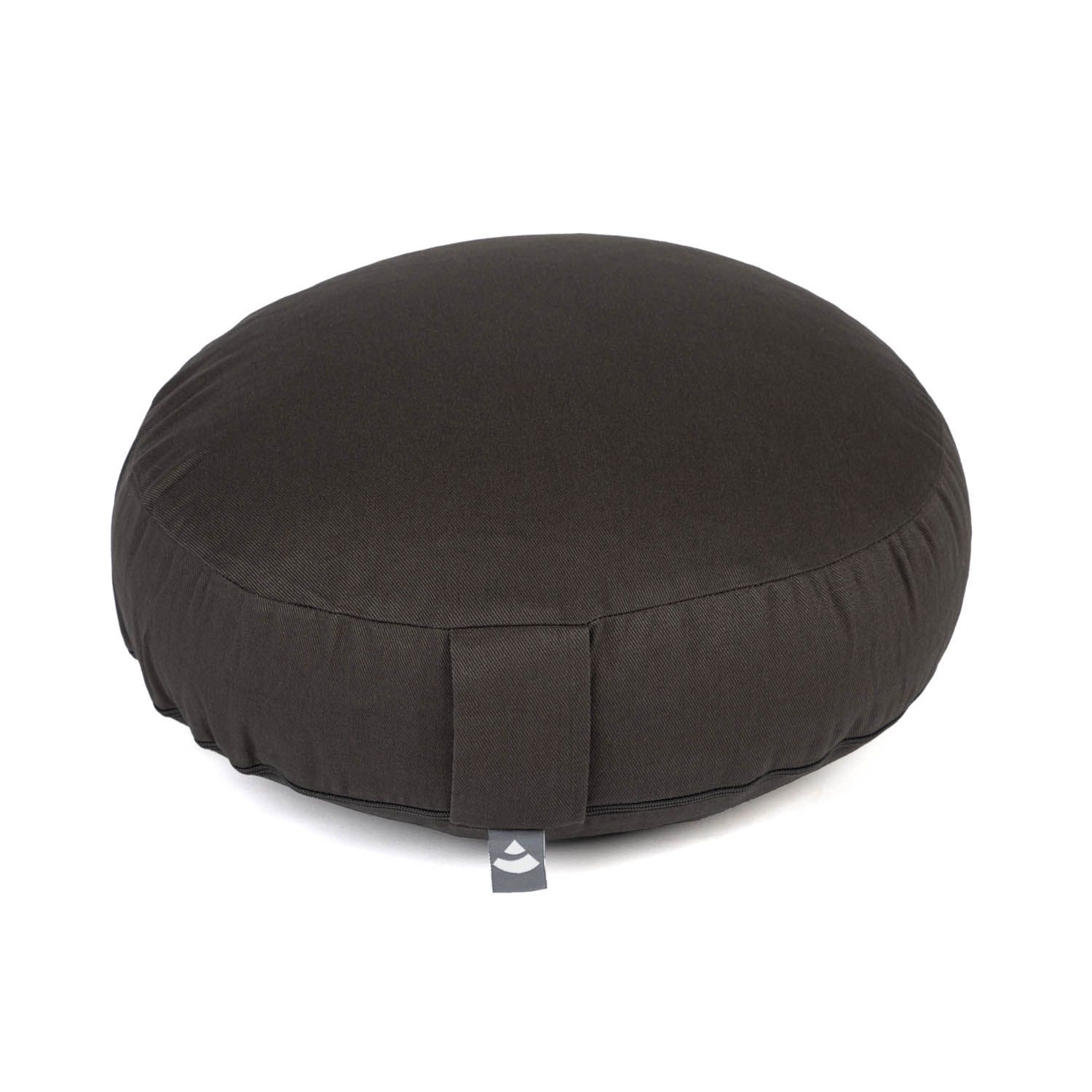 Rundes, braunes Meditationskissen. Mit Trageschlaufe und Logo-Etikett.