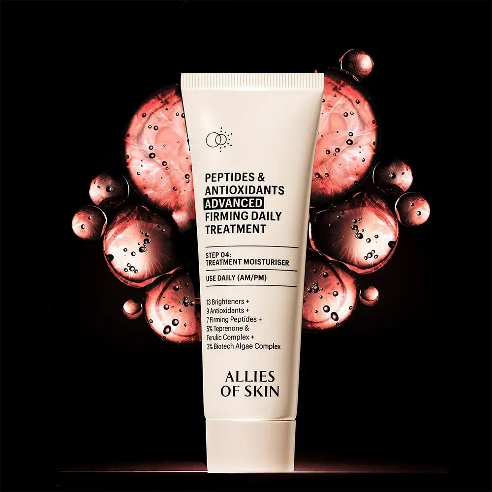 Beige Tube mit Text: Peptides & Antioxidants, Advanced Firming Daily Treatment. Marke: ALLIES OF SKIN. Hintergrund mit roten Kreisen.