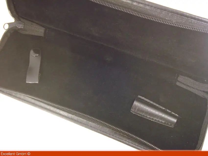 Schwarzes Etui für Scheren, geöffnet. Innenfutter aus schwarzem Stoff. Ein Lederriemen und eine Ledertasche sind sichtbar. Der Reißverschluss ist geöffnet. Auf dem Etui steht "Excellent GmbH".