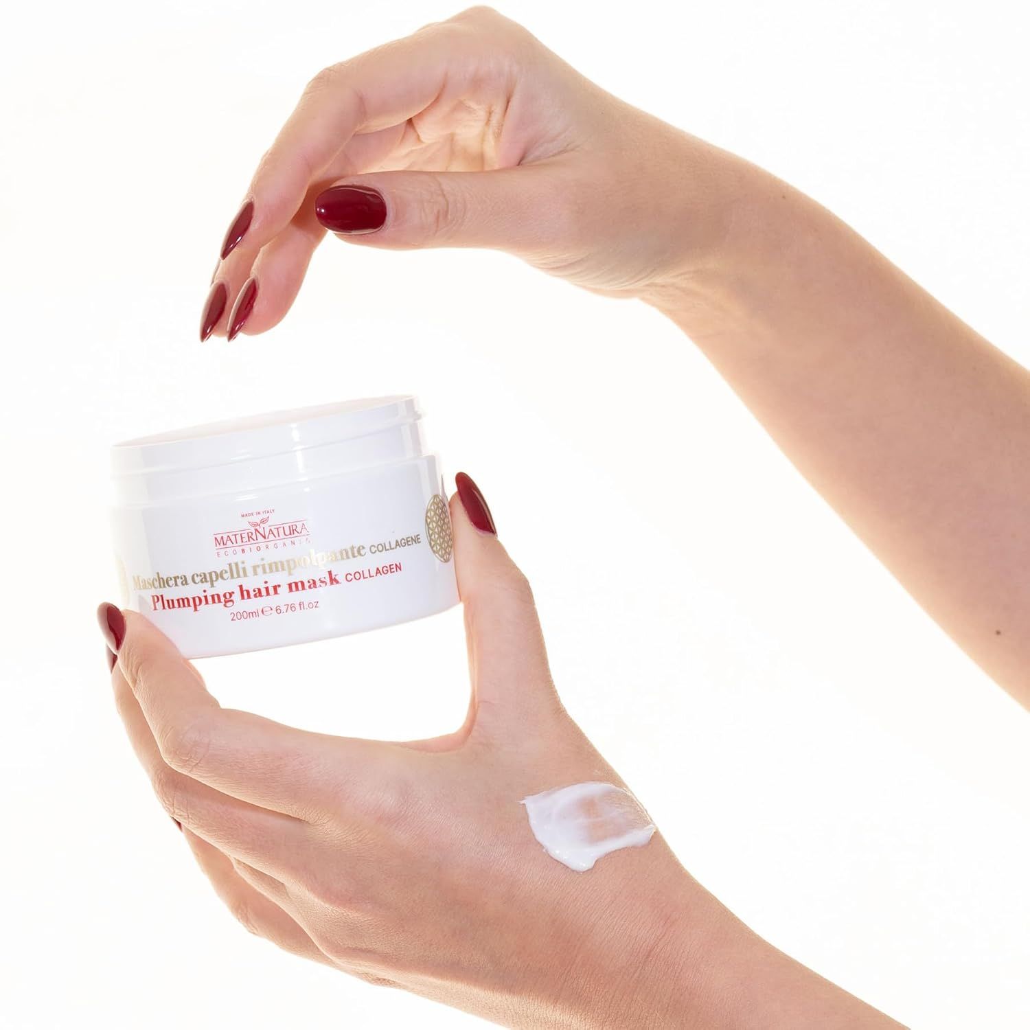 Maternatura Haarkur-Tiegel mit Kollagen, mit Produktprobe auf der Hand.