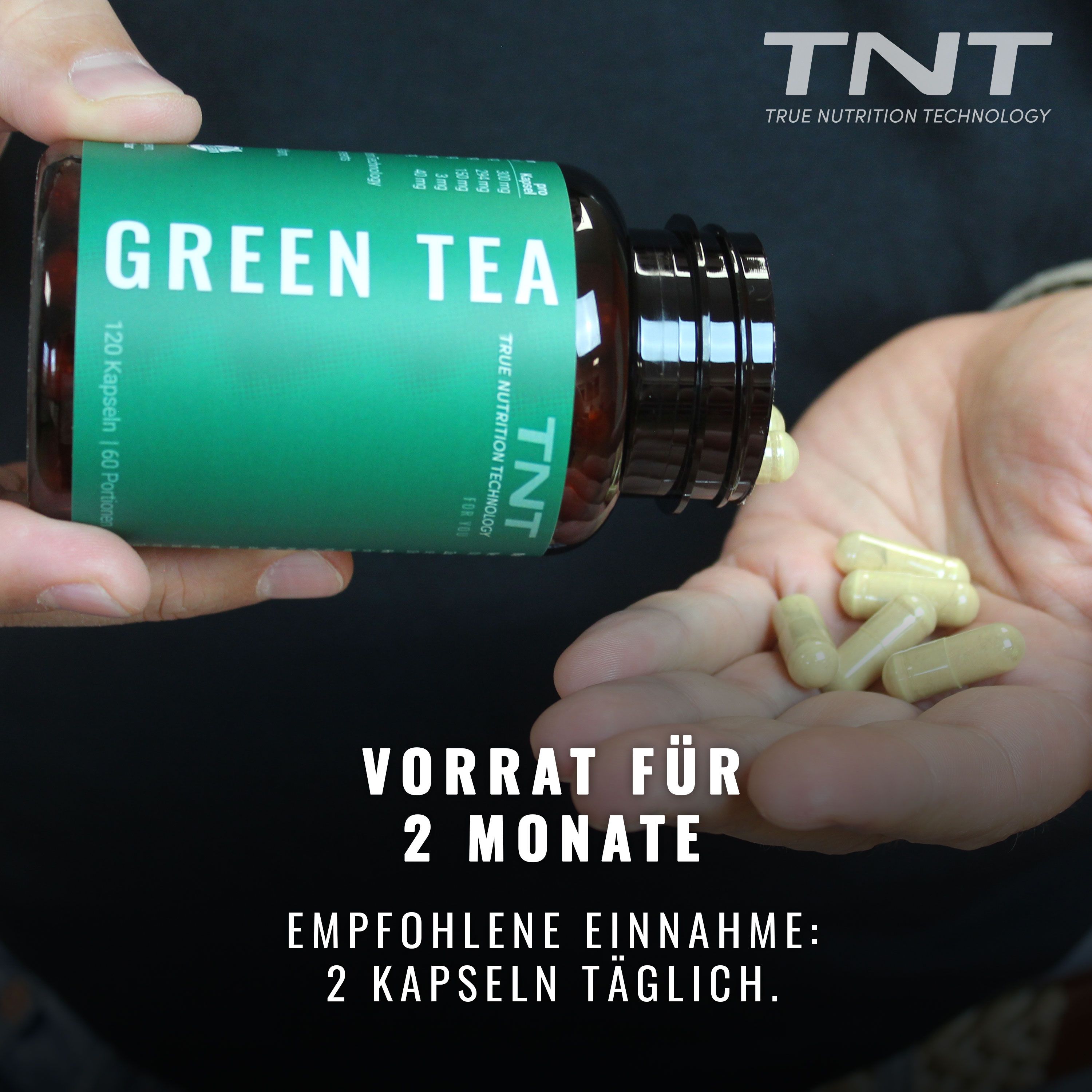 Hände halten TNT Grüner Tee Kapseln und Behälter. Angegebene Vorrat für 2 Monate.