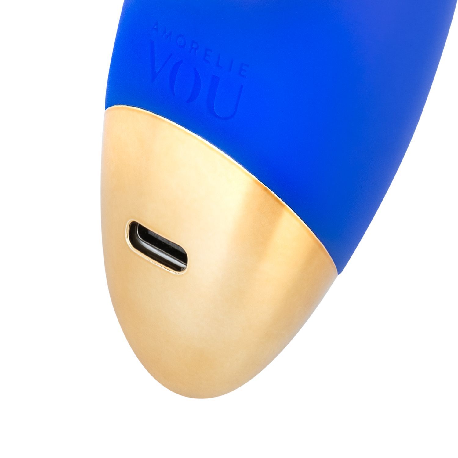 Nahaufnahme des goldfarbenen Endes eines blauen Vibrators. Ein Ladeanschluss ist sichtbar. Das Produkt hat die Marke AMORELIE VOU.