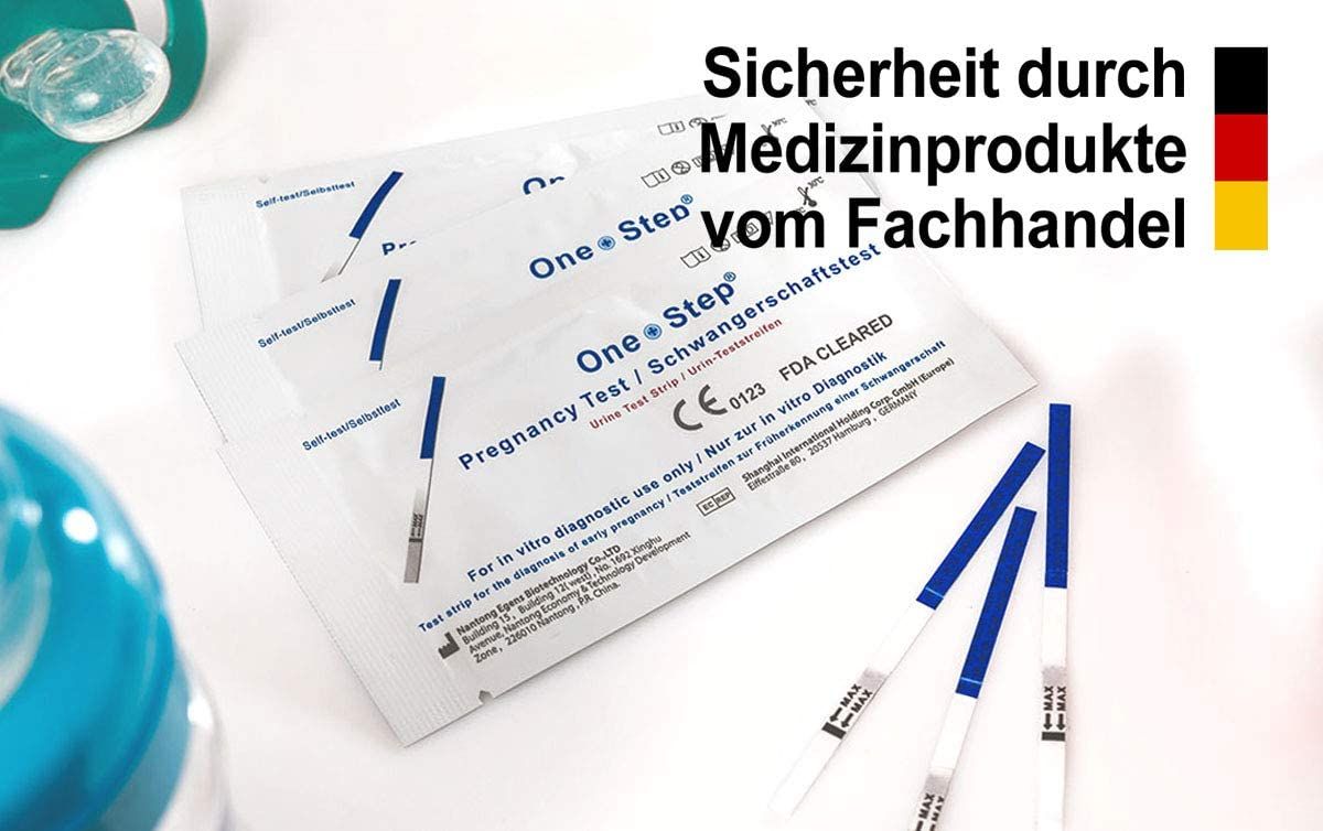 Mehrere Schwangerschaftsteststreifen und Verpackungen. Produktname und CE-Kennzeichnung auf der Verpackung. Blaue Markierungen auf den Streifen.