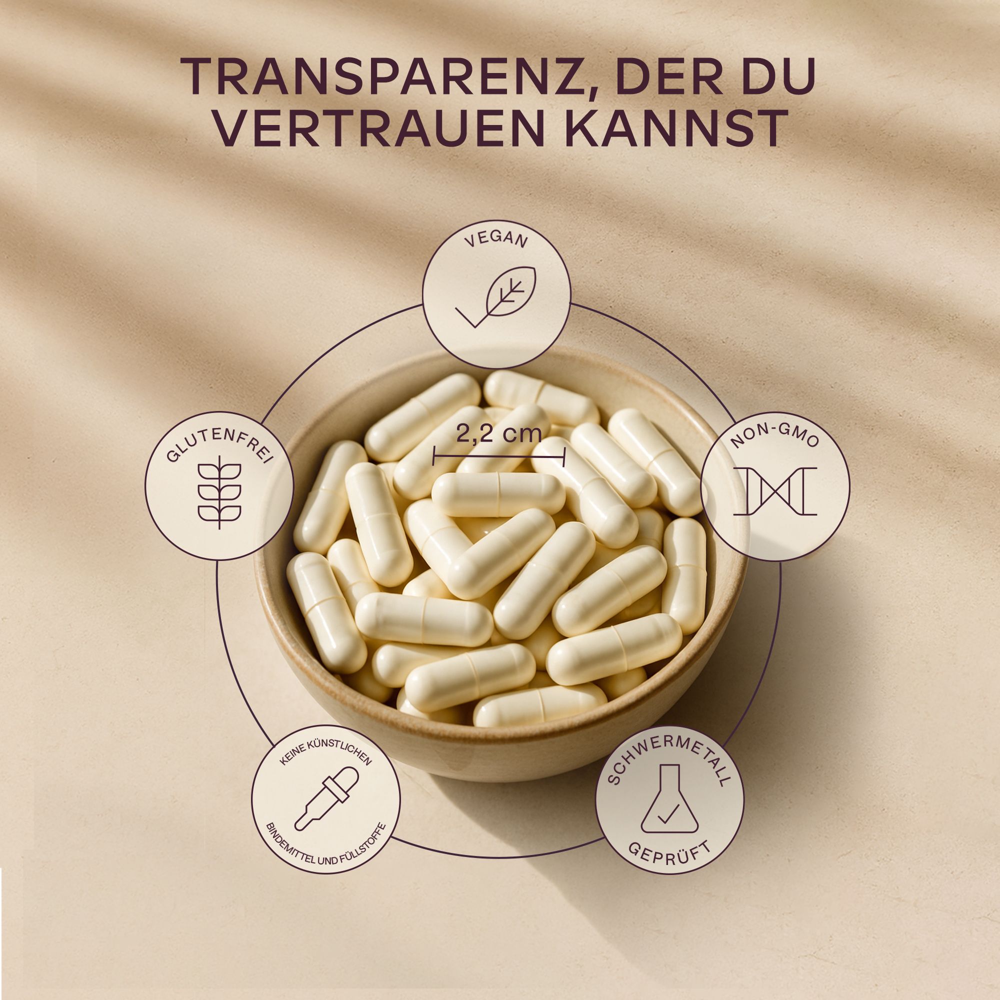 Weiße Kapseln in einer Schale. Aufschrift: Vegan, Glutenfrei, Non-GMO, Schwermetall geprüft.