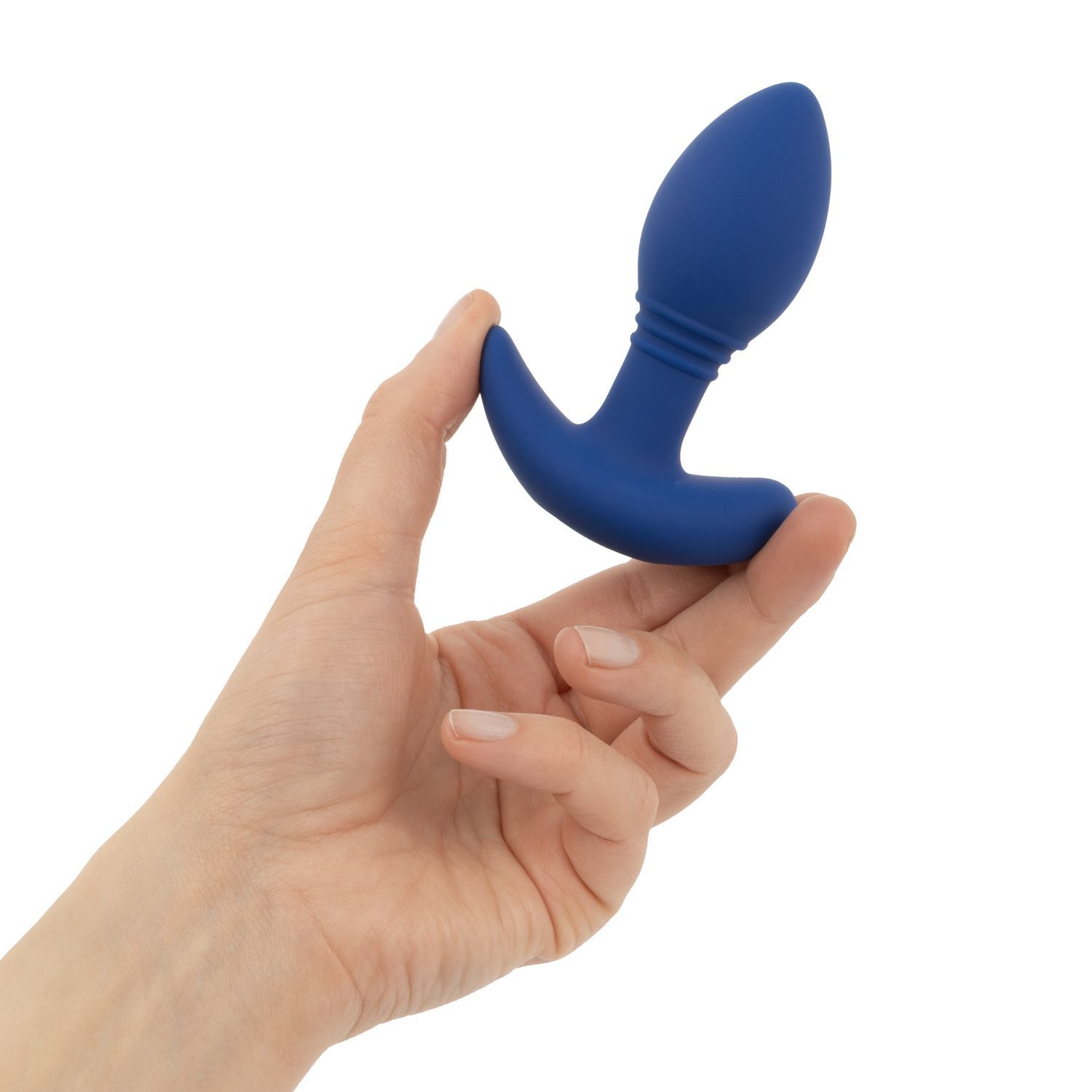 Blaue Analplug in einer Hand gehalten. Der Plug hat eine tropfenförmige Spitze und einen gebogenen Griff.