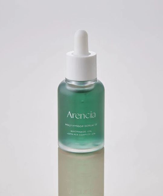 Grüne Serumflasche mit weißem Deckel. Aufschrift: Aarencia, Holy Hyssop Serum 12, Niacinamide 10% + Vita Ace Complex 12%.