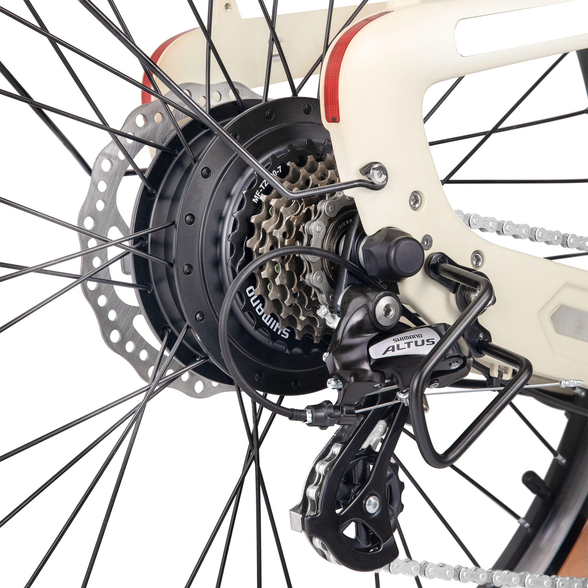 Hinterrad eines E-Bikes. Schwarzer Motor, Zahnräder, Bremsscheibe und Shimano Altus Schaltwerk.