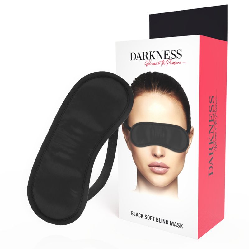 Schwarze Augenmaske neben Verpackung. Verpackung mit Produktname, Gesicht und Text. Augenmaske aus Satin.