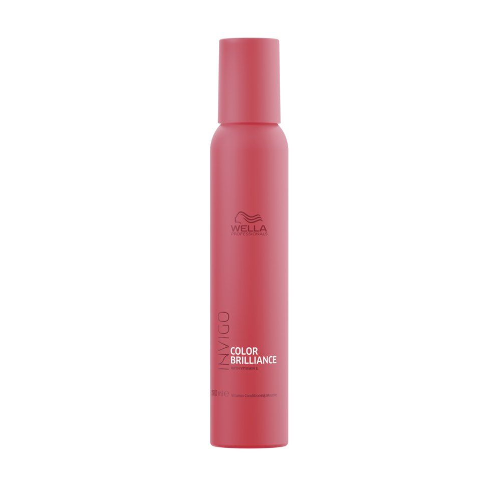Rosa Dose mit Wella Invigo Color Brilliance. Aufschrift und Logo sichtbar. Zylindrische Form mit Sprühkopf.