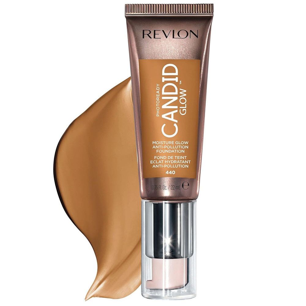 Foundation-Tube mit Produkt-Swirl. Aufschrift: Revlon PhotoReady Candid Glow. Farbton 440. Braune Flüssigkeit.