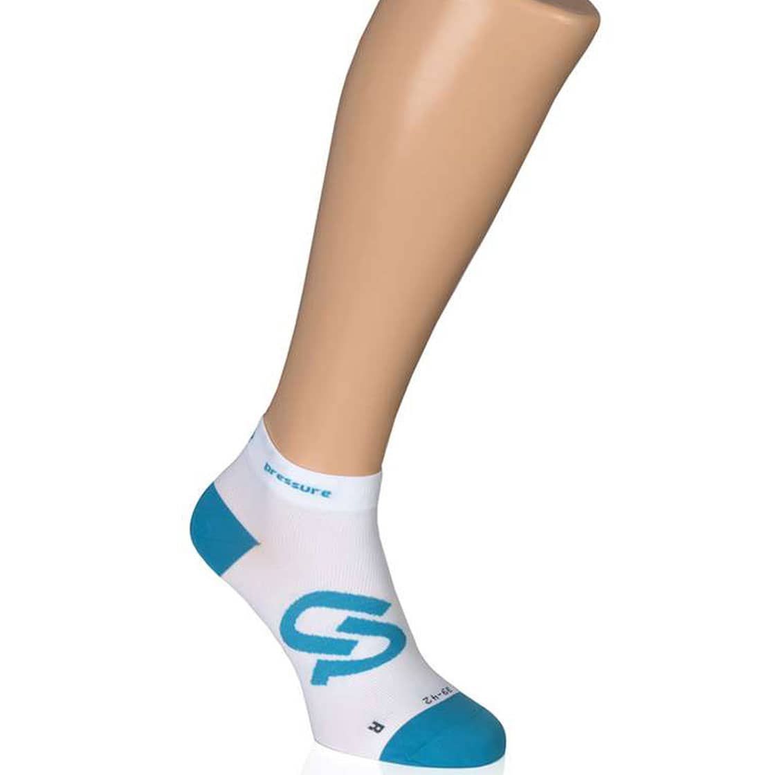 Weiße Socken mit blauem Akzent und Logo. Auf einem Bein-Mannequin präsentiert. Größe 39-42.