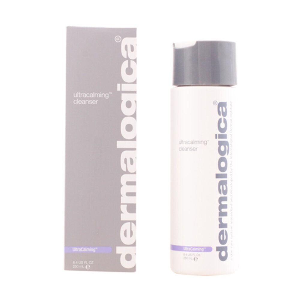 Produktflasche und Verpackung. Aufschrift: UltraCalming Cleanser und Dermalogica. Lila Akzent. 8.4 US FL OZ / 250 ml.