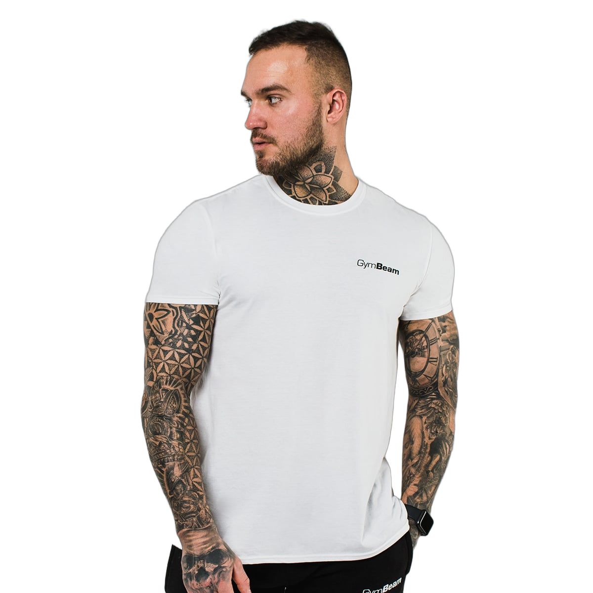Nahaufnahme eines weißen T-Shirts für Männer mit dem GymBeam-Logo. Kurze Ärmel, Rundhalsausschnitt.