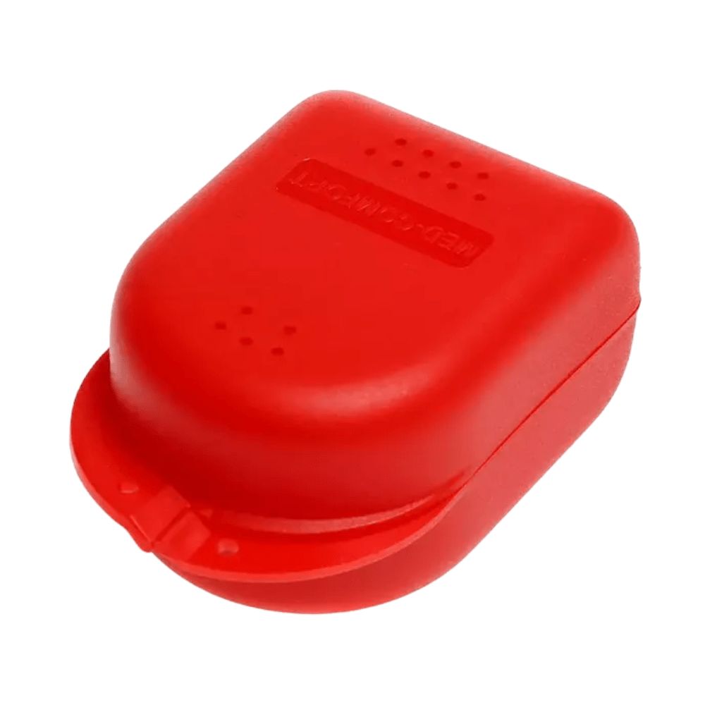 Rote Zahnspangenbox mit Lüftungsschlitzen und dem Aufdruck "MED-COMFORT".