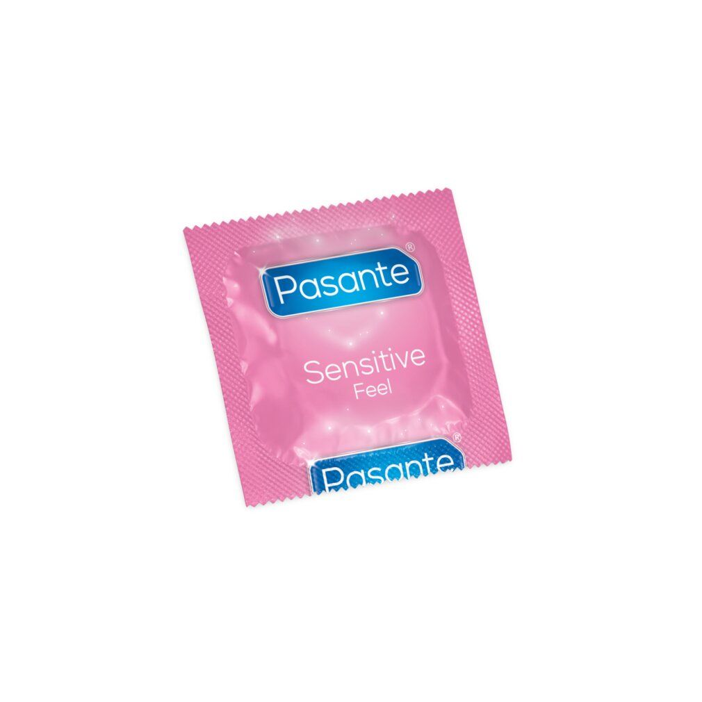 Einzelne rosa Kondomverpackung, Pasante Sensitive Feel. Blaues Logo und Produktname.