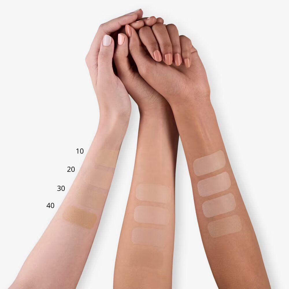 Drei Arme mit verschiedenen Hauttönen zeigen Concealer-Farben. Auf jedem Arm sind vier Farbtöne aufgetragen, nummeriert von 10 bis 40.