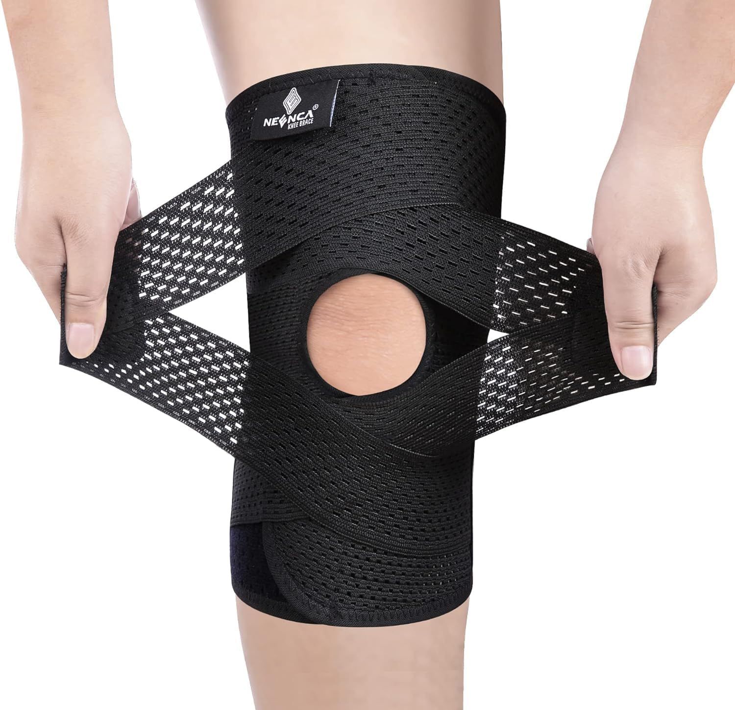 Schwarze Kniebandage mit Klettverschluss und offenem Patella-Bereich, angelegt an einem Knie.