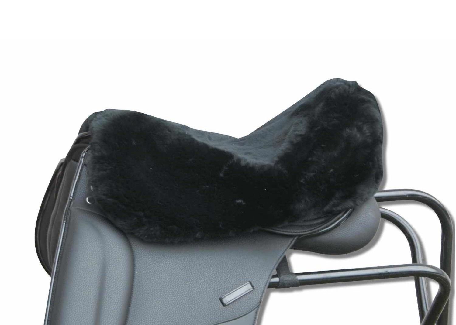 Schwarzer Lammfell Sattelsitzbezug auf einem Sattel. Für den Reitsport.