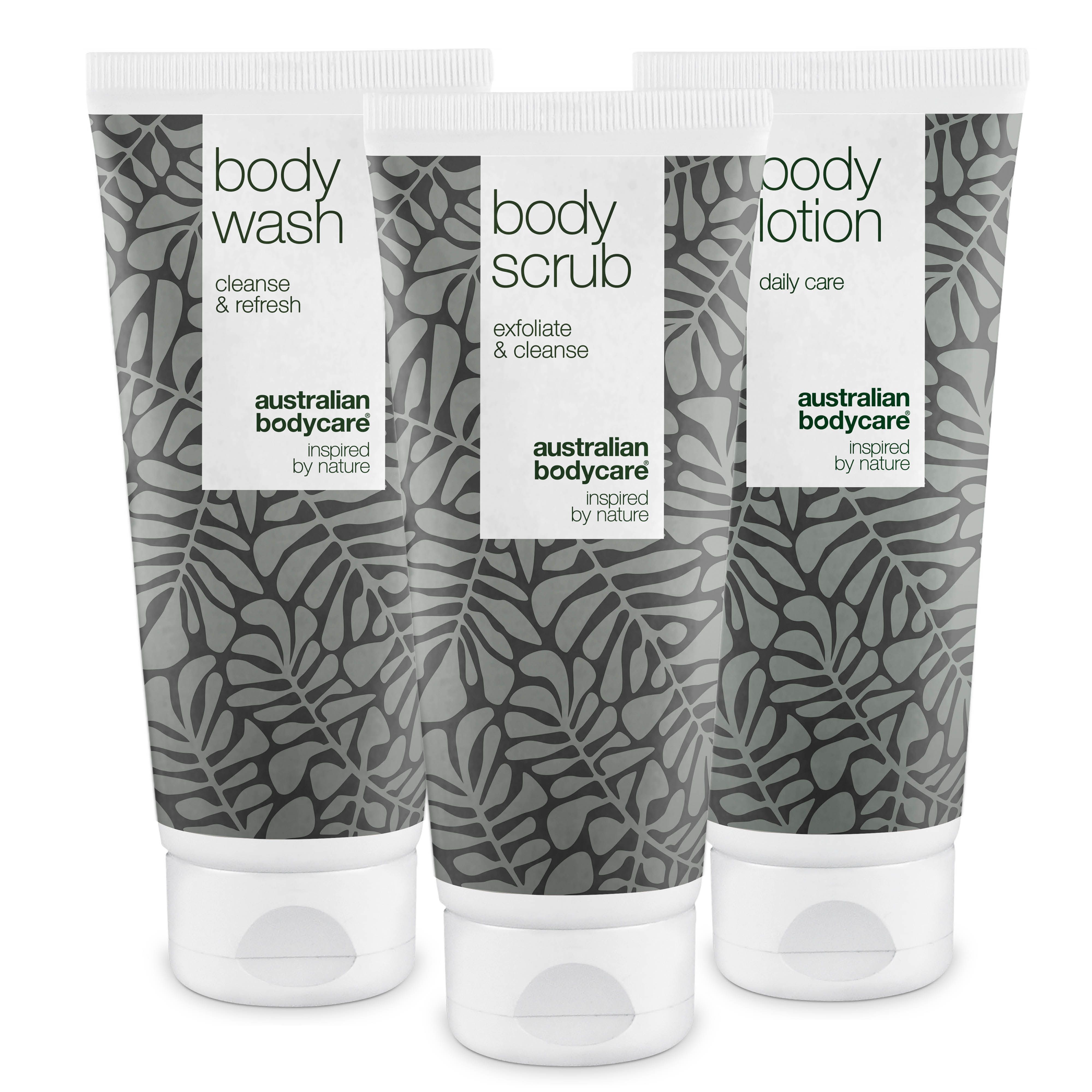 Drei Tuben mit Körperpflegeprodukten. Aufschrift: Body Wash, Body Scrub, Body Lotion. Graues Blattmuster.