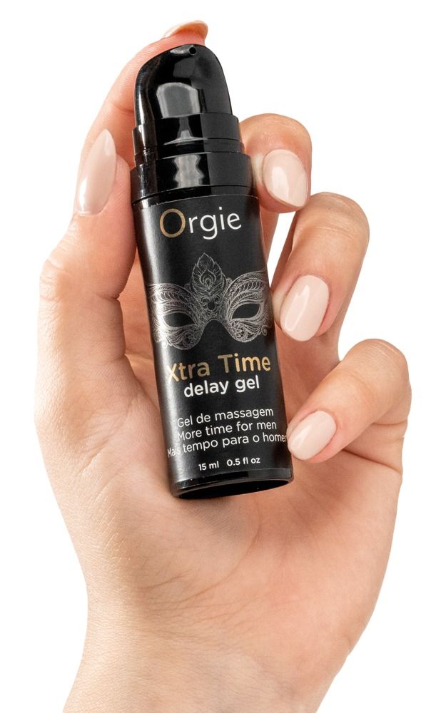 Hand hält Orgie Xtra Time Delay Gel Flasche. Gel für Männer, 15 ml.