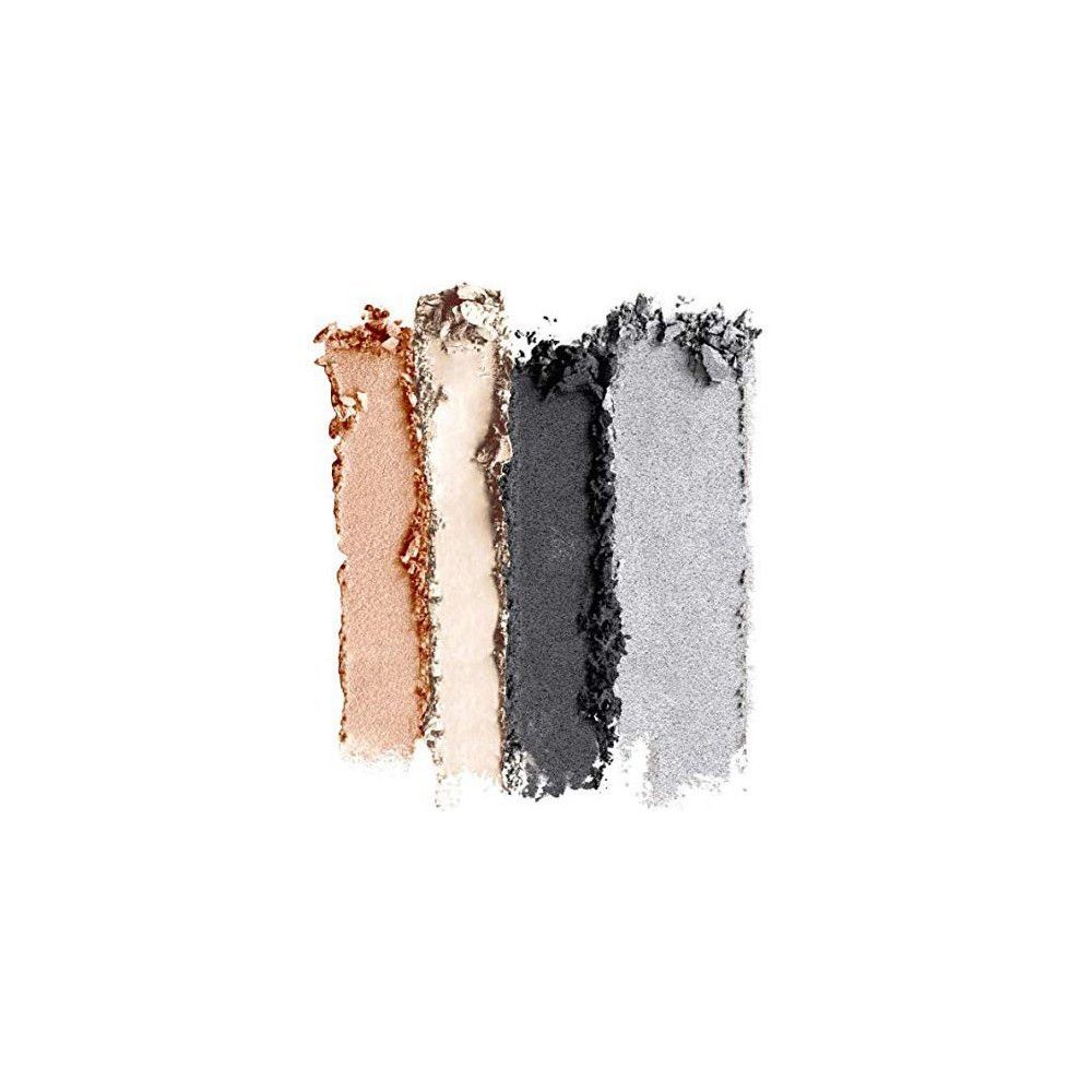 Vier Farbmuster von Lidschatten. Farben: Beige, Weiß, Dunkelgrau und Silber. Textur pudrig. Marke nicht sichtbar.